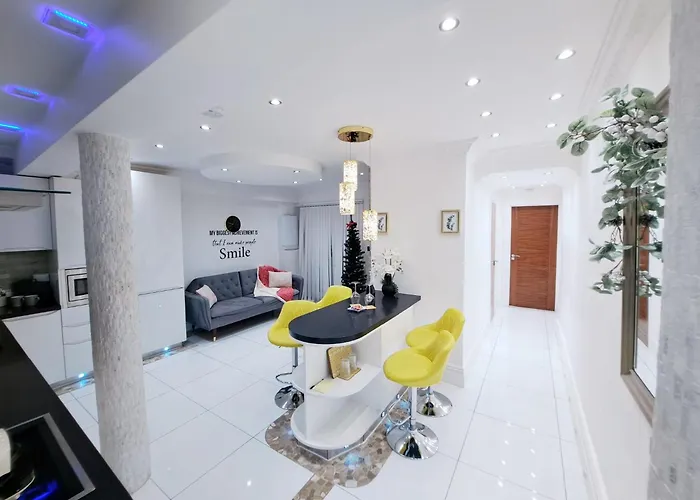 Elegant 2 Bed Garden Flat, London, Paddington!
