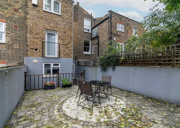 Elegant 2 Bed Garden Flat, London, Paddington!
